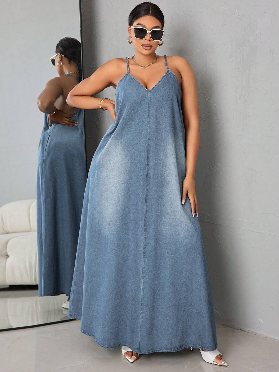 Slaydiva 大码女式休闲宽松牛仔吊带连衣裙，适合约会和外出穿着 - 中等水洗藍 - 查看 1