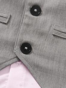 三件套男士西装：马甲+领结+西裤，包含一件浅灰色编织纹理马甲、一条配套西裤和一个灰色领结。不含衬衫。马甲采用西装领设计，配有三颗黑色纽扣和侧袋。领结增添正式感。这套简约而精致的西装套装适合出席仪式、演出和其他正式场合。 - 灰色 - 查看 8