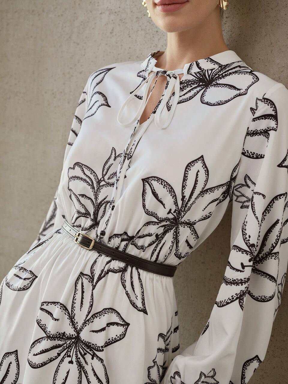 BLACK & WHITE FLORAL PRINT CINCHED WAIST MIDI DRESS