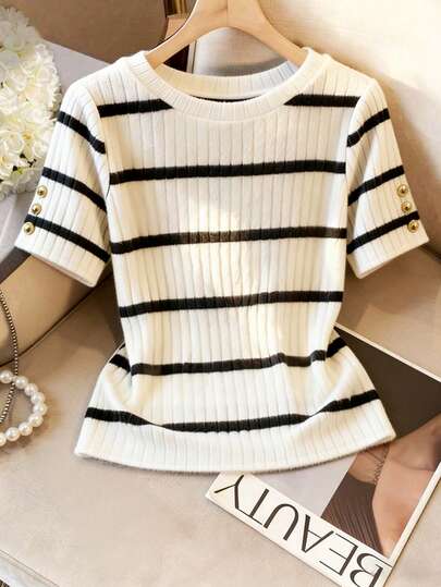Franclia French-Style Elegant Round Neck Short-Sleeved Slim-Fit Black And White Striped Ribbed Women's T-Shirt, Versatile For Everyday Casual Wear, Perfect For Summer Holidays, Women's Casual Tops, Summer Tops, Carnival Attire, Short-Sleeved Black And White T-Shirts.Fashionable Casual Commuter Wear, Business Office Wear, Versatile And Stylish Everyday Casual Wear, Urban Teacher's Professional Attire