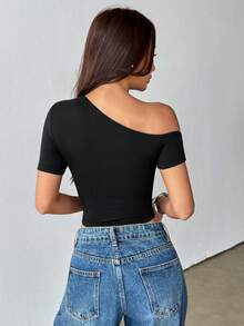 Almamuse Camiseta corta de manga corta ajustada con diseño de botones en el hombro oblicuo de unicolor para mujer - Multicolor - Ver 2