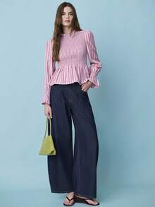 Nöista Áo kiểu kẻ sọc với phần thân trên xếp ly và cổ áo bèo cao. Tay áo dài phồng với cổ tay áo chun và vạt áo xòe nhẹ tạo dáng thon gọn. Hoàn hảo cho mùa xuân và mùa hè, phong cách nữ tính và vẻ ngoài thanh lịch thường ngày. - Hồng - Xem 5