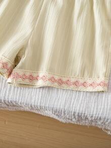 SHEIN Genkimix Kids 女童花卉刺绣吊带背心和短裤套装，带缎带饰边 - 杏色 - 查看 6