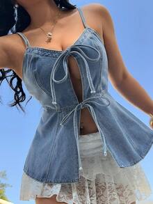 SHEIN SunnyBelle 大码女式牛仔吊带背心，前系带开衩，独特的法式无袖牛仔风 - 淺色水洗藍 - 查看 1