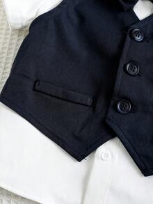 SHEIN Conjunto de 3 piezas de camisa de manga corta blanca, camiseta, chaleco y pantalones para niño/niña pequeño estilo caballero, elegante atuendo para primavera/verano, adecuado para fiesta de cumpleaños, bautizo, primer cumpleaños, ceremonia, invitado de boda, paje, portador de anillos - Azul Marino - Ver 6