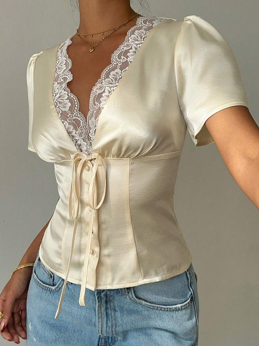 Aloruh 女士优雅V领蕾丝拼接系带短袖缎面衬衫，优雅女士衬衫，春季女装，女士外出上衣 - 杏色 - 查看 1
