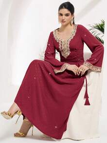 Al Najma Vestido de estilo árabe con mangas acampanadas, cintura elegante con lazo y aplicaciones - Burdeos - Ver 3