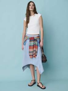 Nöista 不对称牛仔裙，饰有对比鲜明的深蓝色贴袋。休闲穿搭，适合夏季、春季和都市风格。 - 淺藍色 - 查看 5