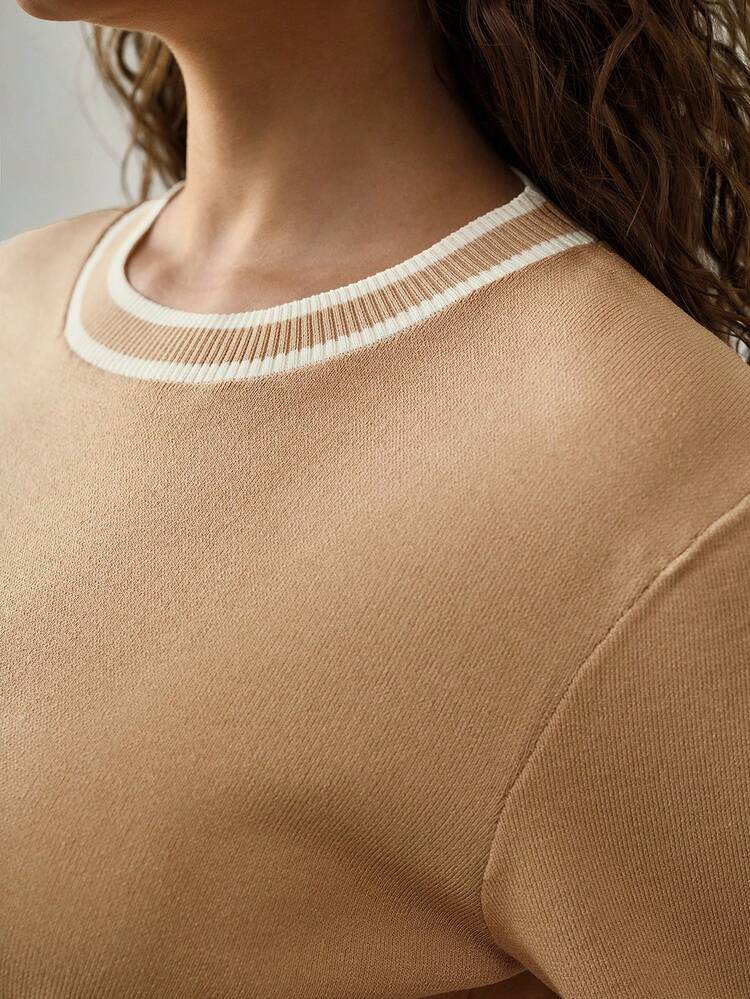 PLUS SIZE CAMEL COLOR BLOCK ROUND NECK KNIT SHORT SLEEVE TOP