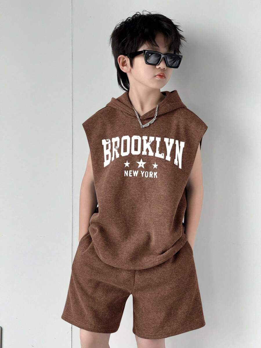 SHEIN 2 Stücke/Set Lässig Koreanischer Stil Buchstaben-Muster Kapuzen Kurzarm Sweatshirt und einfarbige Shorts Set für Tween Jungen - Kaffeebraun - Übersicht 1