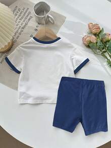 SHEIN Set di maglietta a maniche corte e pantaloncini da bambina, stile casual e carino, con motivo a cuore, adatto per vacanze, collo rotondo - Multicolore - Visualizzare 2