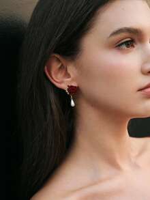 SHEIN MOD 1 对红色天鹅绒玫瑰人造珍珠配水钻吊坠耳环 - 紅色 - 查看 9