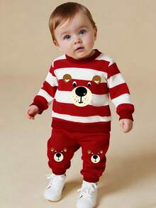 SHEIN GraphicGems Bộ 2 món đồ mặc nhà thời trang cho bé trai, gồm áo nỉ in hình gấu kẻ sọc và quần nỉ cùng màu, thoải mái và phù hợp cho mùa thu/đông/xuân. - Màu Đỏ Sâu - Xem 2
