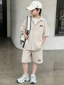 两件套男童休闲韩版短袖衬衫短裤套装，适合通勤、上学、日常休闲穿着、运动、春夏穿着。 - 杏色 - 查看 2