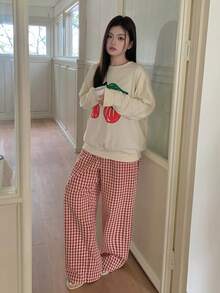 Dazy Plus Conjunto de pijama con parte superior de cuello redondo holgada con estampado de cerezas y pantalones largos a cuadros, ropa de dormir linda - Albaricoque - Ver 7