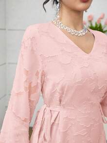 Yasmyna V领镂空系带优雅阿拉伯风格连衣裙 - 淺粉色 - 查看 4