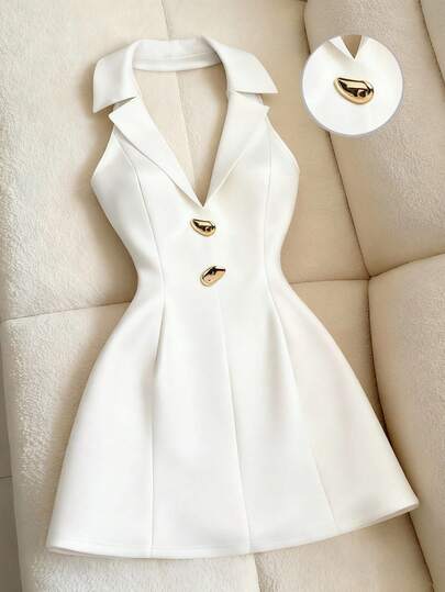 Franclia 这款女士吊带连衣裙饰有性感金属装饰，并采用修身收腰设计，尽显纤细身形。面料挺括抗皱，尽显优雅气质。吊带设计巧妙地露出颈部和肩部线条，小V领则增添了一丝低调的性感。金属搭扣点缀于正面，收腰设计和短裙摆拉长腿部线条，巧妙修饰身材比例，打造完美曲线。搭配高跟鞋，尽显精致优雅；搭配一条精致的项链，则可打造约会时吸睛的迷人造型。这款百搭的“慵懒女孩”连衣裙适合各种场合。