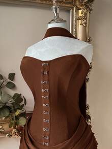 Lovelzi 优雅法式棕色针织甜心领金属扣腰褶裥拉链半身裙，适合多种场合——女士派对礼服、网红连衣裙 - 咖啡棕 - 查看 3