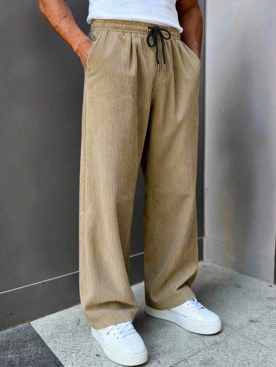 Manfinity Homme Quần nhung kẻ nam dáng rộng, thoải mái, phù hợp cho mặc hàng ngày, đi chơi cuối tuần, du lịch, gặp gỡ bạn bè, v.v. Chiếc quần này là một món đồ thiết yếu đa năng trong tủ quần áo của nam giới và là một món quà tuyệt vời dành cho bạn trai hoặc chồng. Quần nỉ ống rộng nam, quần nỉ có dây rút, quần nỉ ống loe nam, quần jogger kaki nam, thích hợp cho các chuyến đi cuối tuần, hoạt động ngoài trời, du lịch, môi trường làm việc thoải mái hoặc các dịp bán trang trọng, quà tặng cho bạn trai/chồng, quà kỷ niệm/sinh nhật, tiệc tùng, kỳ nghỉ hè, lễ hội, năm mới, đám cưới, ngày Valentine. - Màu Khaki - Xem 1