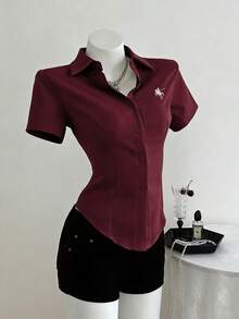 Elamini Áo sơ mi nữ tay ngắn cài cúc với họa tiết hiệp sĩ thêu và dây thắt eo. - Cà phê nâu - Xem 3