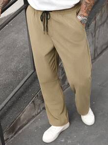 Manfinity Homme Quần nhung kẻ nam dáng rộng, thoải mái, phù hợp cho mặc hàng ngày, đi chơi cuối tuần, du lịch, gặp gỡ bạn bè, v.v. Chiếc quần này là một món đồ thiết yếu đa năng trong tủ quần áo của nam giới và là một món quà tuyệt vời dành cho bạn trai hoặc chồng. Quần nỉ ống rộng nam, quần nỉ có dây rút, quần nỉ ống loe nam, quần jogger kaki nam, thích hợp cho các chuyến đi cuối tuần, hoạt động ngoài trời, du lịch, môi trường làm việc thoải mái hoặc các dịp bán trang trọng, quà tặng cho bạn trai/chồng, quà kỷ niệm/sinh nhật, tiệc tùng, kỳ nghỉ hè, lễ hội, năm mới, đám cưới, ngày Valentine. - Màu Khaki - Xem 4