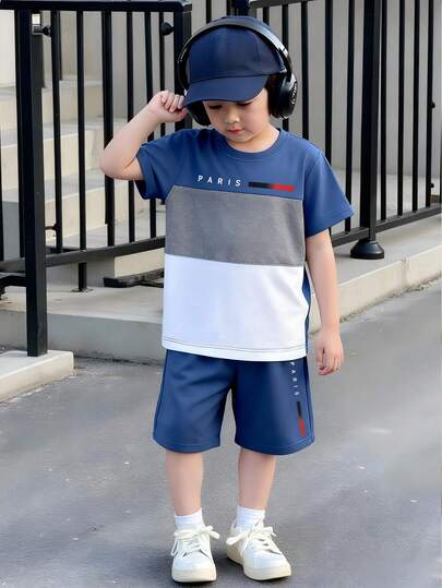 SHEIN 2件套幼儿男童巴黎字母条纹印花撞色圆领短袖T恤和蓝色短裤套装，春夏休闲装，适合4-6岁儿童室内外穿着