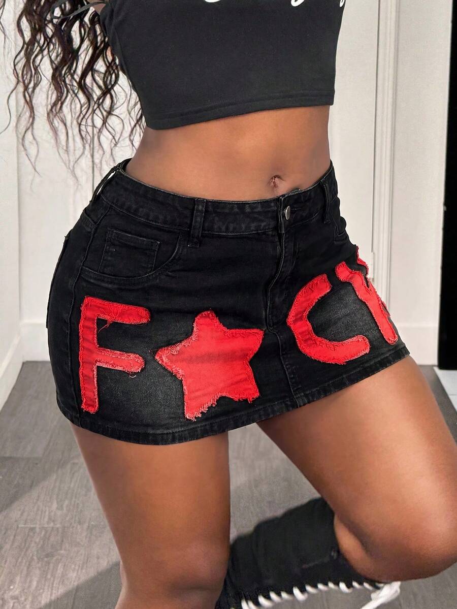 Slaydiva 新款大码女式牛仔迷你裙，带口袋、纽扣和星星贴花设计。夏季风格，饰以深色字母刺绣。黑色牛仔迷你裙。Y2K 时尚百搭，适合约会、休闲穿着和音乐节。女士休闲装 - 黑色 - 查看 1