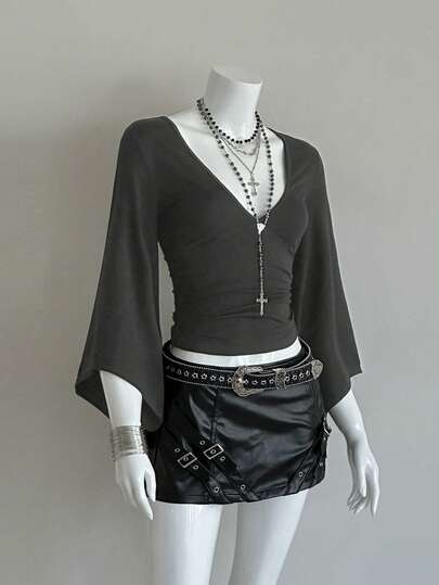 EgrlEra Camiseta corta ajustada con cuello en V profundo, mangas acampanadas y plisado, estilo punk oscuro sexy para mujer, primavera/verano/otoño