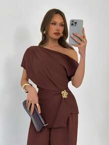 Aloruh 女士休闲亚麻色不对称肩部褶裥裹身衬衫，饰有金属花朵，搭配宽松阔腿裤两件套，适合通勤、日常穿着、度假、春夏穿着。 - 咖啡棕 - 查看 7