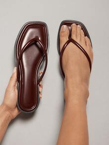Solezae #夏季必备 女士方头卷边极简主义加厚鞋垫优质PU咖啡色人字拖凉鞋——简约舒适 - 咖啡棕 - 查看 2