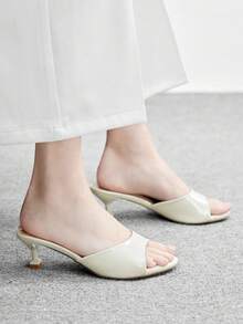 CUCCOO BIZCHIC 金属质感PU皮革低粗跟金色凉鞋，舒适百搭，适合通勤、约会、派对、购物等多种场合，是圣诞节和春季的理想之选。 - 米白色 - 查看 7