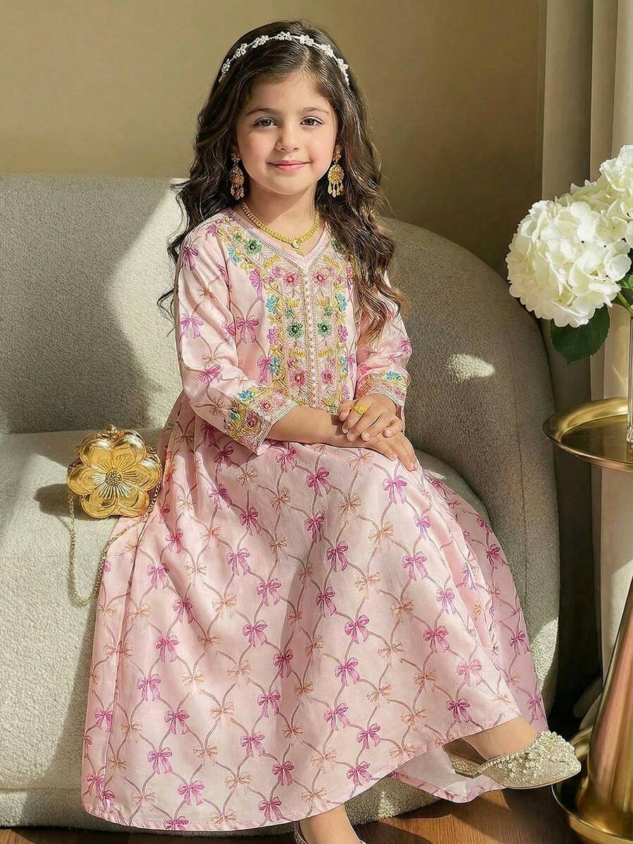 SHEIN DRMZ 女童火烈鸟印花长袖连衣裙，度假风；秋季女童粉色花卉阿拉伯长袍，优雅花卉领，休闲简约传统长袖阿拉伯连衣裙，适合春夏穿着；优雅端庄的长袖连衣裙，祈祷长袍，舒适休闲，度假风；端庄的卡夫坦长袍；儿童阿拉伯长袍；女童巴基斯坦传统长袍 - 杏色 - 查看 1