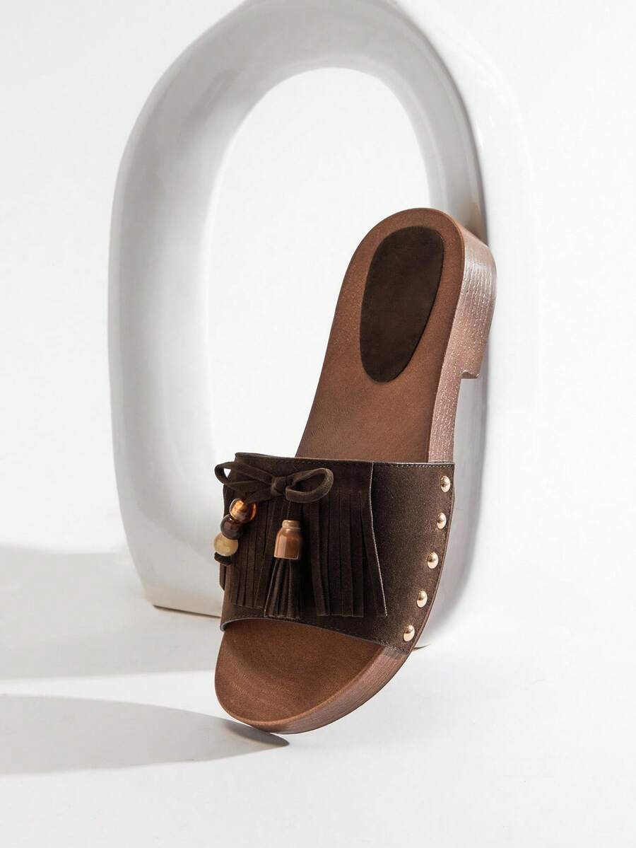 Solezae Dép lê nữ màu nâu nhung đính tua rua và hạt cườm, đế giả gỗ – Mềm mại, thời trang và dễ mang. - màu nâu - Xem 1