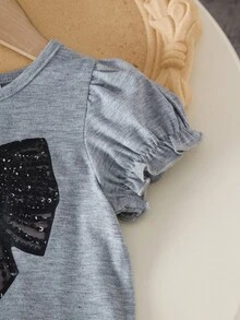 SHEIN 2件套女童夏季韩版可爱撞色大蝴蝶结印花圆领泡泡袖上衣搭配时尚水洗牛仔裤套装，适合户外玩耍，时尚可爱的夏季服装 - 灰色 - 查看 4
