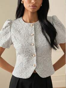 Lilora Top élégant gris à manches courtes à volants avec encolure ronde, longueur régulière et détail de boutons devant en tissu tissé avec un motif végétal chic pour femmes - Gris - Voir 3