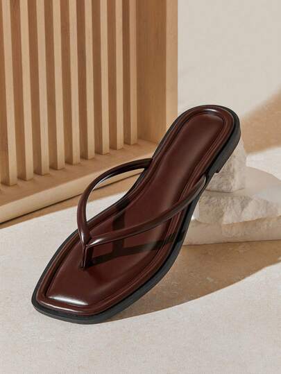 Solezae #夏季必备 女士方头卷边极简主义加厚鞋垫优质PU咖啡色人字拖凉鞋——简约舒适