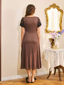 Côtesoire 波点印花修身蕾丝拼接V领短袖女士睡裙 - 棕色 - 查看 2