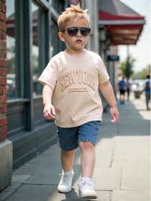 SHEIN Genkimix Kids Bộ 2 món gồm áo thun dệt kim tay ngắn cổ tròn in chữ tiếng Anh và quần short denim cạp chun cho bé trai, kiểu dáng tối giản và đa năng, phù hợp cho các hoạt động ngoài trời của bé trai vào mùa xuân và mùa hè. - Màu be - Xem 4