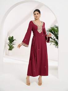 Al Najma Vestido de estilo árabe con mangas acampanadas, cintura elegante con lazo y aplicaciones - Burdeos - Ver 5