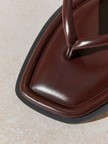 Solezae #夏季必备 女士方头卷边极简主义加厚鞋垫优质PU咖啡色人字拖凉鞋——简约舒适 - 咖啡棕 - 查看 9