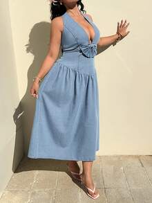 Sunnyshic 大码女式休闲甜美复古V领无袖中长款浅色水洗牛仔露背连衣裙，沙滩度假时尚显瘦性感露背沙滩裙 - 淺色水洗藍 - 查看 3