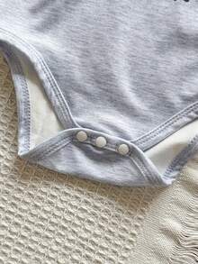 SHEIN Vintaside Kids 5pcs/Set Newborn Baby Boy Summer Outfit, Includes Cute Bear Print Knit Soft Romper, All-Over Print Pants, Hat, Bib, Gloves - Blue - View 5