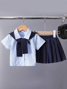 SHEIN Playful Pals 3件套幼儿女童刺绣小马条纹衬衫，搭配藏蓝色百搭舒适披肩和同色系百褶裙，打造时尚休闲街头风夏季穿搭，女童夏季套装，女童套装，幼儿女童校服裙装套装，女童夏季服装 - 藍色 - 查看 3