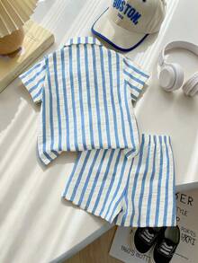 SHEIN Bộ đồ mùa hè 2 món cho bé trai, áo cardigan cổ bẻ, áo trên: Áo sơ mi ngắn tay cổ bẻ kẻ sọc trắng đen với cúc đen tương phản, quần dưới: Quần short kẻ sọc trắng đen, trang phục thường ngày thoải mái cho kỳ nghỉ hè, du lịch. - Màu xanh lam - Xem 2