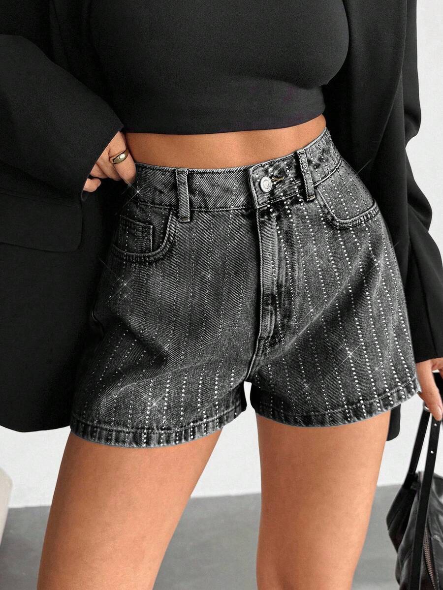 EURMUSE Pantalones cortos de mezclilla con detalles de strass y bolsillos en diagonal de cintura alta - Gris - Ver 1