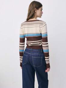 Nöista Áo khoác cardigan dệt kim kẻ sọc màu nâu, kem và xanh dương, dáng ôm, cổ tròn và cài cúc phía trước. Mùa xuân, thời trang nữ Saint John, thanh lịch, du lịch, nghỉ lễ, mùa hè. - màu nâu - Xem 2