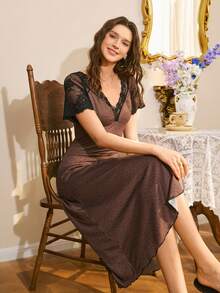 Côtesoire 波点印花修身蕾丝拼接V领短袖女士睡裙 - 棕色 - 查看 1