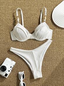Swim Chiccia Set de top de traje de baño con aros de acero elegantes y decoración de tela texturizada y piedras, y Bottom en forma de triángulo con corte en V - Blanco - Ver 6