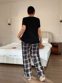 SHEIN بيجامة قصيرة الأكمام والشورت مربعة الطباعة للمرأة بحجم كبير، رقبة على شكل حرف V كاجوال - الأسود - مشاهدة 3