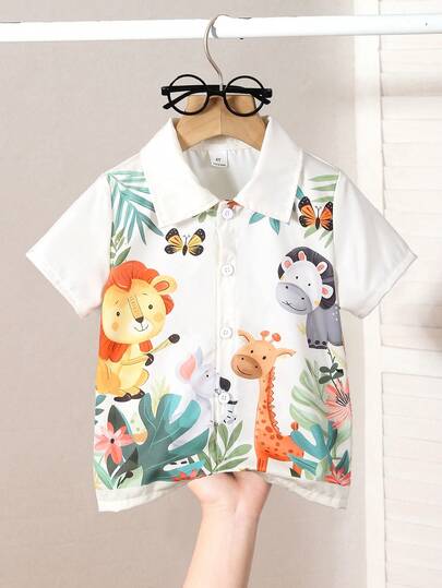 一件男童可爱动物印花白色翻领短袖衬衫，狮子、长颈鹿、考拉、斑马卡通印花，搭配绿叶和蝴蝶装饰，可爱活泼的学院风，适合春夏日常穿着、家庭出游、海滩度假、返校季等场合。